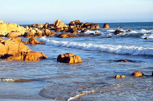 Biển và bãi đá Cổ Thạch Bình Thuận