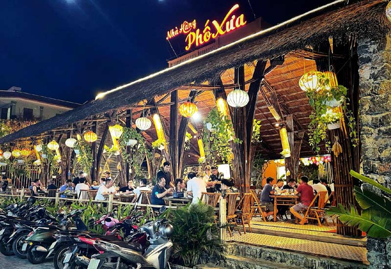 Nhà Hàng Phố Xưa - Nhà hàng làm bằng tre cạnh Núi Kỳ Lân, Ninh Bình