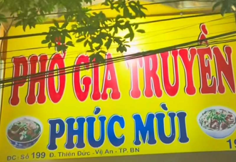 Phở Gia Truyền: Nếu bạn đam mê ẩm thực Việt Nam, thì hẳn không thể bỏ qua món phở gia truyền nổi tiếng. Hình ảnh này sẽ đưa bạn đến với một chuỗi cửa hàng phở nổi tiếng với hương vị đậm đà và món ăn thơm ngon đến từng cốc.