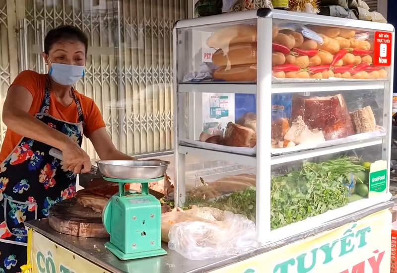 Bánh Mì Heo Quay Cô Tuyết - 66 Lê Đình Lý