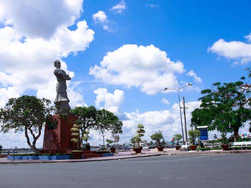 Tượng đài Thủ Khoa Nguyễn Hữu Huân