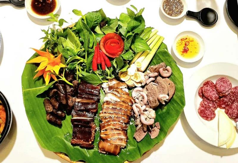 Trúc Lâm Viên - Café - Wine & Seafood ở R10-11-12 Tôn Đức Thắng, P. Phú Thuỷ, Thành phố Phan Thiết, Bình Thuận