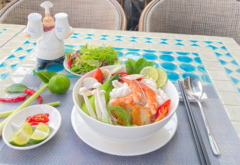 Nếu ghé Sammy vào buổi sáng, đừng quên thưởng thức Menu đồ ăn sáng hấp dẫn bao gồm các món bún hải sản thanh mát, đi kèm với các loại đồ uống mùa hè mát lạnh, hay đơn giản là 1 tách capuchino kinh