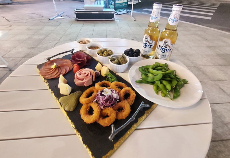 Thực đơn bữa tối luôn là điểm nhấn đắt giá của Sammy với các Menu thay đổi theo mùa, theo những chủ đề riêng biệt, mới mẻ với những món khai vị tươi mát, đậm đà bằng món chính trứ danh và h