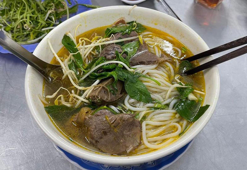 Bún bò Huế Huỳnh Châu nổi tiếng với độ thơm ngon và nước dùng đậm đà
