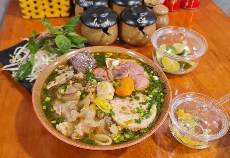 Quán Bún Bò Huế Ngự Uyển 124 Vũ Phạm Hàm, Yên Hòa, Cầu Giấy, Hà Nội