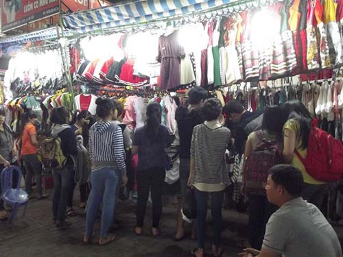 Hàng đêm, chợ thu hút rất nhiều khách đến mua sắm