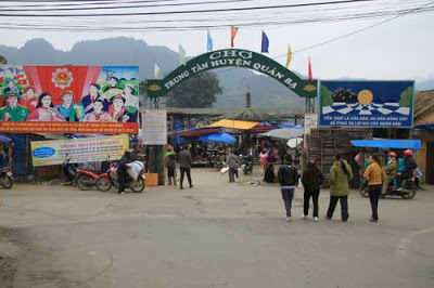 Chợ Quản Bạ nằm ngay trung tâm Thị trấn Tam Sơn