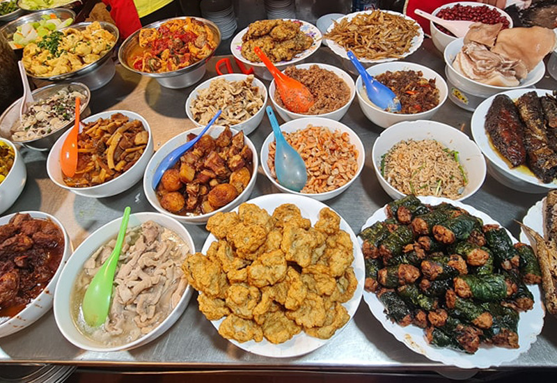Cơm bình dân toàn món ngon ở 14 Lý Thường Kiệt, Hà Nội