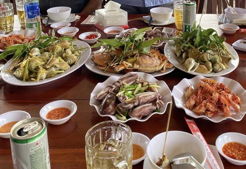 Sơn Trang Quán không chỉ nổi tiếng với những món ăn ngon mà còn có không gian rộng rãi, thoáng mát và tràn đầy âm thanh của tự nhiên. Hãy cùng xem qua bộ ảnh về Sơn Trang Quán để hiểu rõ hơn về nơi này.