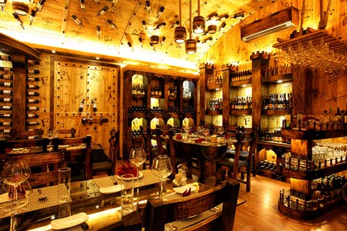 Nhà hàng được mô phỏng theo phong cách hầm rượu của Italia