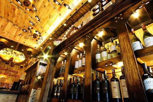 Không gian hầm rượu tầng một của Huyền Thư sẽ là nơi hấp dẫn nhất dành cho mọi thực khách sành rượu
