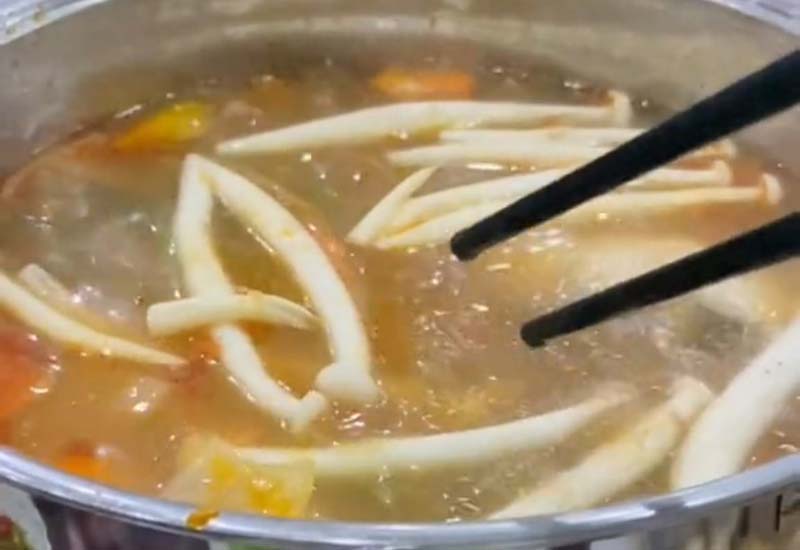 Nhà hàng Anh Vũ ở Chân cầu Nhật Lệ, Thành phố Đồng Hới, Quảng Bình