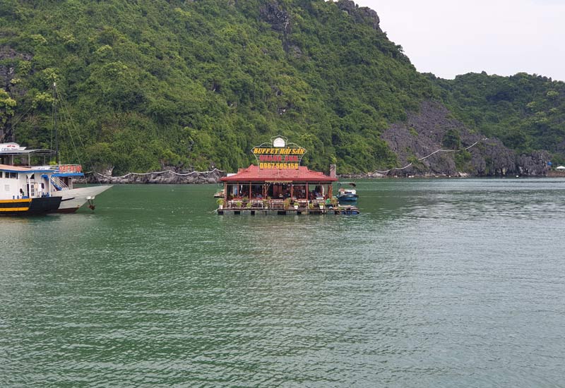 Nhà hàng bè nổi Buffet Hải Sản Quang Anh ở Cái Bèo, Cát Bà, Cát Hải, Hải Phòng