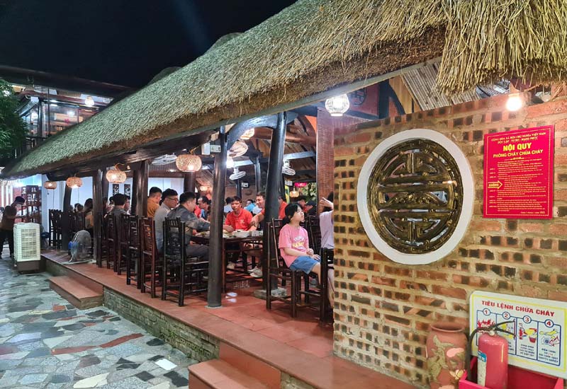 Nhà hàng Làng Cổ Gia Hưng tại Hồ Đầm Bét, Phường Lộc Vượng, Thành phố Nam Định