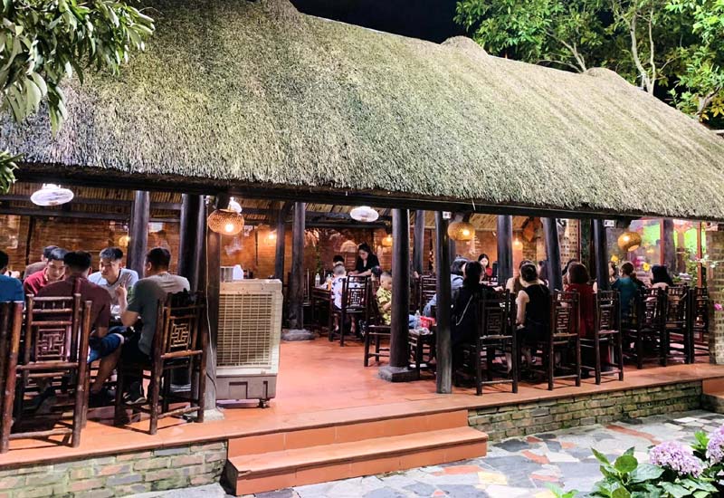 Nhà hàng Làng Cổ Gia Hưng tại Hồ Đầm Bét, Phường Lộc Vượng, Thành phố Nam Định