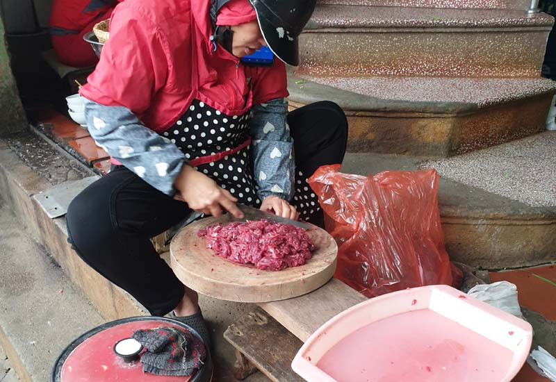Thái thịt bò ngay tại Phở Hiền - Quán Phở Bò Tái tại 138 Nguyễn Chí Thanh, Hà Nội