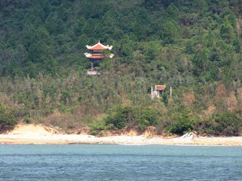 Tour du lịch khám phá Vũng Chùa - Đảo Yến - Động Phong Nha