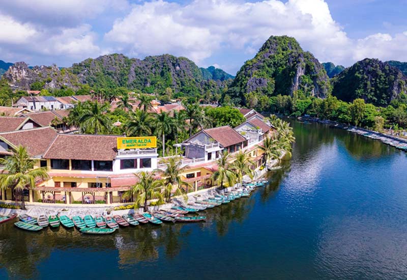 Emeralda Resort Tam Coc tại Quần thể danh thắng Tràng An - Tam Cốc, thôn Văn Lâm, xã Ninh Hải, huyện Hoa Lư, Ninh Bình