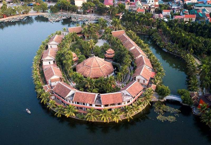 Emeralda Resort Tam Coc tại Quần thể danh thắng Tràng An - Tam Cốc, thôn Văn Lâm, xã Ninh Hải, huyện Hoa Lư, Ninh Bình