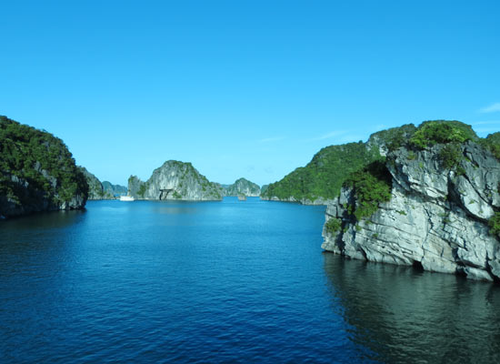 Halong bay boat trips from Hanoi